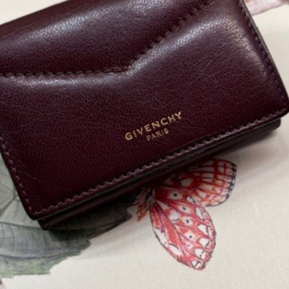 SALE! GIVENCHY FOR SPRING! TRI-FOLD WALLET, EXCEL. CONDITION